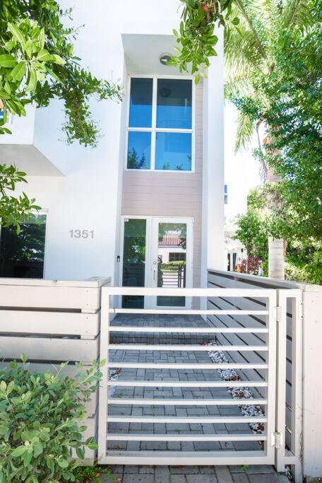 Across The Ocean Few Steps To Beach Contemporary Three Bedroom Townhouse Pompano Beach Exterior photo